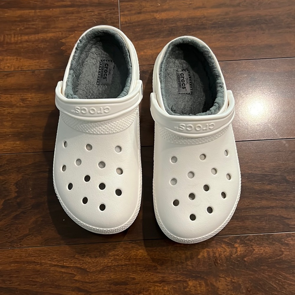 Croc’s classic fuzz lined clog white WORN ONCE women’s 9 men’s 7 grey fuzzy croc